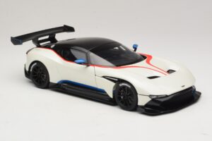 Aston Martin Vulcan Stratus White Con Strisce Blu e Rosse AUTOart 1:18 70261 Composito — immagine 6 di 8