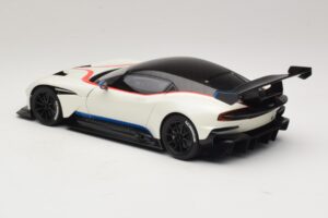 Aston Martin Vulcan Stratus White Con Strisce Blu e Rosse AUTOart 1:18 70261 Composito — immagine 7 di 8