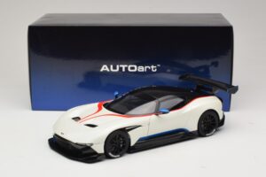 Aston Martin Vulcan Stratus White Con Strisce Blu e Rosse AUTOart 1:18 70261 Composito — immagine 8 di 8