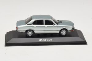 BMW 520 E12 Azzurro Metallizzato Maxichamps 1:43 940023002 Pressofusione