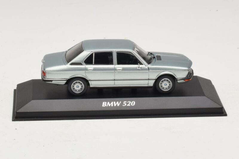 BMW 520 E12 Azzurro Metallizzato Maxichamps 1:43 940023002 Pressofusione