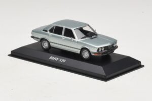 BMW 520 E12 Azzurro Metallizzato Maxichamps 1:43 940023002 Pressofusione — immagine 3 di 5