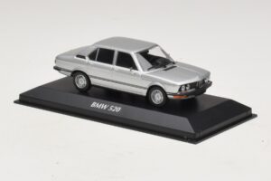 BMW 520 E12 Argento Maxichamps 1:43 940023000 Pressofusione — immagine 3 di 5