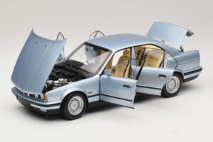 BMW 535i E34 Blu Chiaro Metallizzato Minichamps 1:18 100024007 Pressofusione — immagine 2 di 8