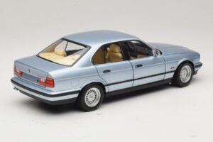 BMW 535i E34 Blu Chiaro Metallizzato Minichamps 1:18 100024007 Pressofusione — immagine 3 di 8