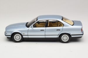BMW 535i E34 Blu Chiaro Metallizzato Minichamps 1:18 100024007 Pressofusione — immagine 4 di 8