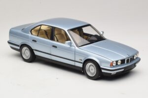 BMW 535i E34 Blu Chiaro Metallizzato Minichamps 1:18 100024007 Pressofusione — immagine 6 di 8