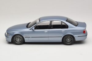 BMW M5 E39 Silverstone Blue Metallic KK-Scale 1:18 KKDC181622 Pressofusione — immagine 3 di 6