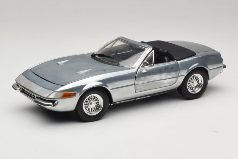 Ferrari 365 GTS Chrome Silver Hot Wheels 1:18 25738 Pressofusione