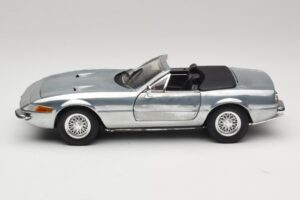 Ferrari 365 GTS Chrome Silver Hot Wheels 1:18 25738 Pressofusione — immagine 4 di 8