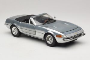 Ferrari 365 GTS Chrome Silver Hot Wheels 1:18 25738 Pressofusione — immagine 6 di 8