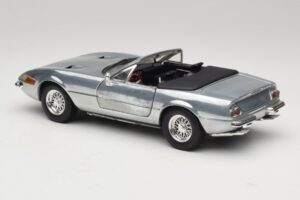 Ferrari 365 GTS Chrome Silver Hot Wheels 1:18 25738 Pressofusione — immagine 7 di 8