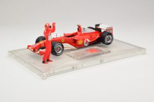 Ferrari F2004 #1 M. Schumacher F1 World Champion 2004 Con Tuta Da Gara Hot Wheels 1:18 B66221 Pressofusione