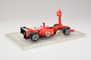 Ferrari F2004 #1 M. Schumacher F1 World Champion 2004 Con Tuta Da Gara Hot Wheels 1:18 B66221 Pressofusione — immagine 2 di 6