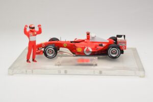 Ferrari F2004 #1 M. Schumacher F1 World Champion 2004 Con Tuta Da Gara Hot Wheels 1:18 B66221 Pressofusione — immagine 3 di 6