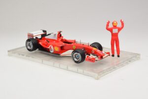 Ferrari F2004 #1 M. Schumacher F1 World Champion 2004 Con Tuta Da Gara Hot Wheels 1:18 B66221 Pressofusione — immagine 4 di 6