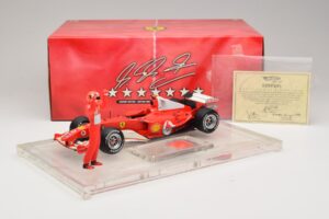Ferrari F2004 #1 M. Schumacher F1 World Champion 2004 Con Tuta Da Gara Hot Wheels 1:18 B66221 Pressofusione — immagine 6 di 6