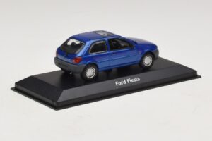 Ford Fiesta Mk4 Blu Metallizzato Maxichamps 1:43 940085061 Pressofusione — immagine 2 di 5