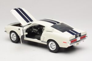 Ford Shelby GT500KR Bianco Road Legends 1:18 92168 Pressofusione — immagine 5 di 8
