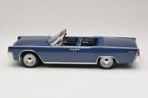 Lincoln Continental Convertible Blu Metallizzato The Lincoln Lawyer KK-Scale 1:18 KKDC181522 Pressofusione — immagine 4 di 7
