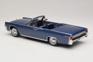 Lincoln Continental Convertible Blu Metallizzato The Lincoln Lawyer KK-Scale 1:18 KKDC181522 Pressofusione — immagine 6 di 7
