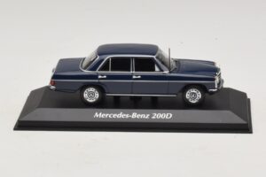 Mercedes 200D W115 Blu Maxichamps 1:43 Mercedes 200D W115 Blu Maxichamps 1:43 940034000 Pressofusione