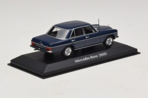 Mercedes 200D W115 Blu Maxichamps 1:43 940034000 Pressofusione — immagine 2 di 5