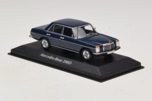 Mercedes 200D W115 Blu Maxichamps 1:43 940034000 Pressofusione — immagine 3 di 5