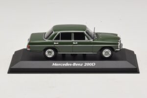 Mercedes 200D W115 Verde Scuro Maxichamps 1:43 Mercedes 200D W115 Verde Scuro Maxichamps 1:43 940034001 Pressofusione