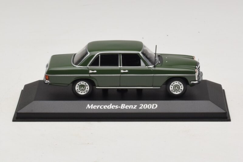 Mercedes 200D W115 Verde Scuro Maxichamps 1:43 940034001 Pressofusione