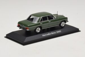 Mercedes 200D W115 Verde Scuro Maxichamps 1:43 940034001 Pressofusione — immagine 2 di 5
