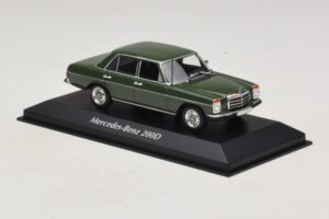 Mercedes 200D W115 Verde Scuro Maxichamps 1:43 940034001 Pressofusione — immagine 3 di 5