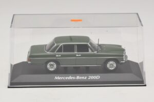 Mercedes 200D W115 Verde Scuro Maxichamps 1:43 940034001 Pressofusione — immagine 4 di 5