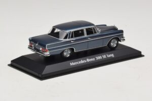 Mercedes 300 SE W112 Lang Blu Metallizzato Maxichamps 1:43 940035200 Pressofusione — immagine 2 di 5