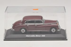 Mercedes 300 W186 Rosso Scuro Maxichamps 1:43 940039060 Pressofusione — immagine 4 di 5