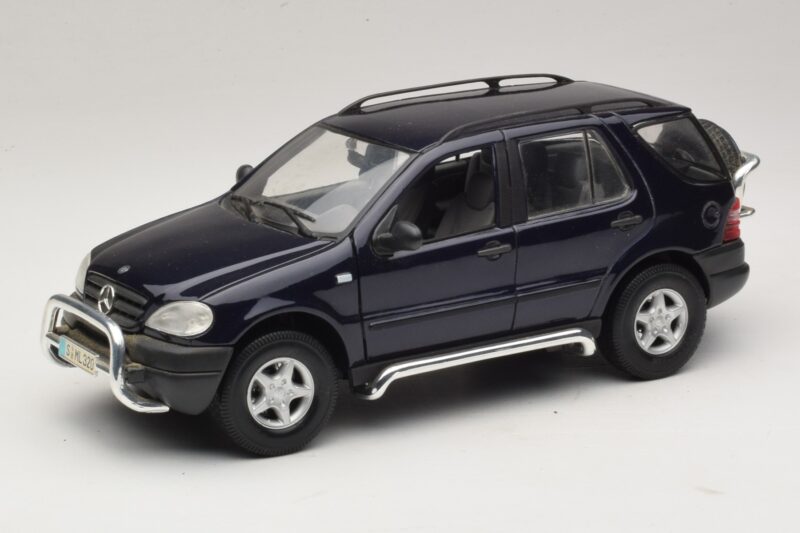 Mercedes ML320 W163 Blu Maisto 1:18 31847 Pressofusione