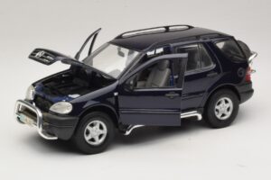 Mercedes ML320 W163 Blu Maisto 1:18 31847 Pressofusione — immagine 2 di 8