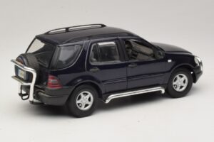 Mercedes ML320 W163 Blu Maisto 1:18 31847 Pressofusione — immagine 3 di 8