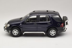 Mercedes ML320 W163 Blu Maisto 1:18 31847 Pressofusione — immagine 4 di 8