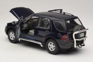 Mercedes ML320 W163 Blu Maisto 1:18 31847 Pressofusione — immagine 5 di 8