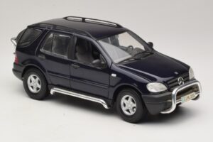 Mercedes ML320 W163 Blu Maisto 1:18 31847 Pressofusione — immagine 6 di 8