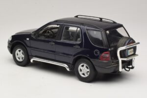 Mercedes ML320 W163 Blu Maisto 1:18 31847 Pressofusione — immagine 7 di 8