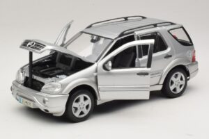 Mercedes ML55 AMG W163 Argento Maisto 1:18 31876-P1 Pressofusione — immagine 2 di 8