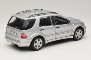 Mercedes ML55 AMG W163 Argento Maisto 1:18 31876-P1 Pressofusione — immagine 3 di 8