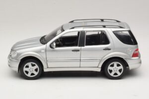 Mercedes ML55 AMG W163 Argento Maisto 1:18 31876-P1 Pressofusione — immagine 4 di 8