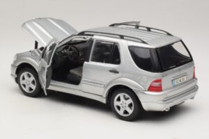 Mercedes ML55 AMG W163 Argento Maisto 1:18 31876-P1 Pressofusione — immagine 5 di 8
