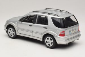 Mercedes ML55 AMG W163 Argento Maisto 1:18 31876-P1 Pressofusione — immagine 7 di 8