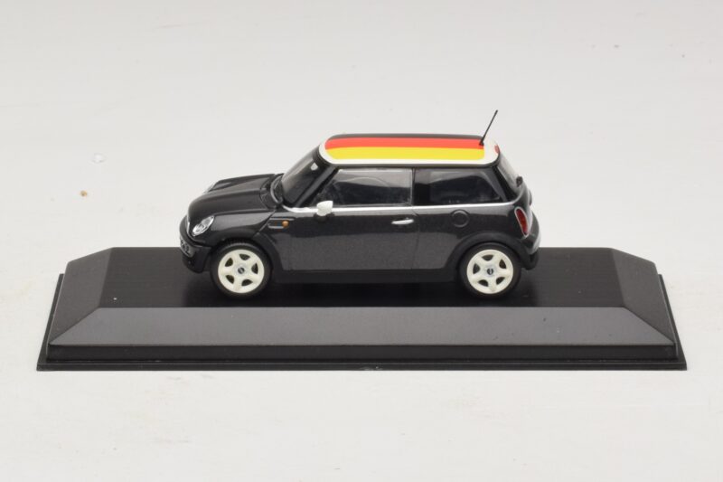 Mini Cooper One R50 Verde Con Bandiera Tedesca Minichamps 1:43 MINI033 Pressofusione