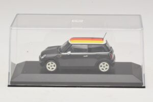 Mini Cooper One R50 Verde Con Bandiera Tedesca Minichamps 1:43 MINI033 Pressofusione — immagine 4 di 5