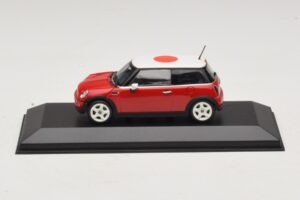 Mini Cooper One R50 Rosso Con Bandiera Giapponese Minichamps 1:43 Mini Cooper One R50 Rosso Con Bandiera Giapponese Minichamps 1:43 MINI034 Pressofusione